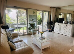 TV - Cannes Garden Studio with Shared Pool Private Terrace Walk to Palais & Beach (Cannes)