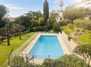 Outdoor pool - Cannes Garden Studio with Shared Pool Private Terrace Walk to Palais & Beach (Cannes)