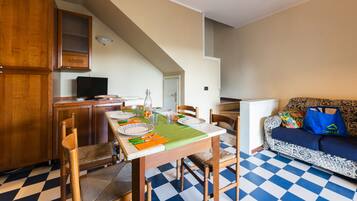 Apartment, 3 Bedrooms, Balcony, Garden View | Living room