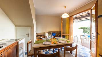Apartment, 3 Bedrooms, Balcony, Garden View | Dining room