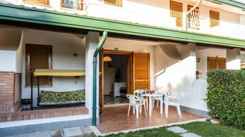 Apartment, 3 Bedrooms, Balcony, Garden View | Outdoor dining