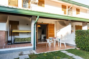 Apartemen, 3 kamar tidur, balkon, pemandangan kebun | Tempat makan outdoor