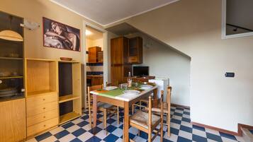 Apartment, 3 Bedrooms, Balcony, Garden View | Dining room