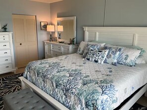 1 bedroom, iron/ironing board, WiFi, bed sheets - Paradise on the Isles - Stunning Waterfront Views - Pool & Dock Steps Away (Naples)