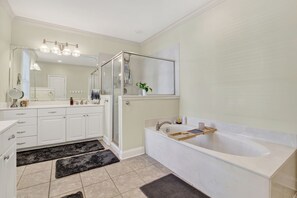Jetted bath, towels, soap, toilet paper - Serene 3-bedroom townhome with AC in charming Savannah (Savannah)
