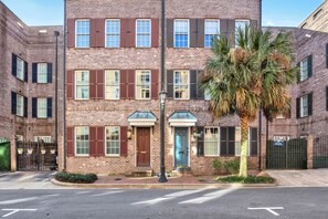 Exterior - Serene 3-bedroom townhome with AC in charming Savannah (Savannah)