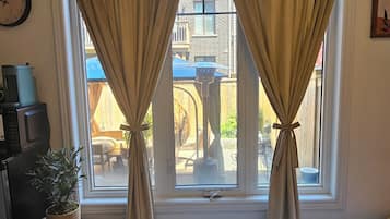1 slaapkamer, een strijkplank/strijkijzer, gratis wifi, beddengoed