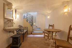 Interior - Elegant Apart with private garden and courtyard (Firenze)
