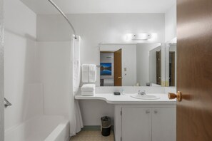 Chuveiro, secador de cabelo, toalhas de banho, sabonete