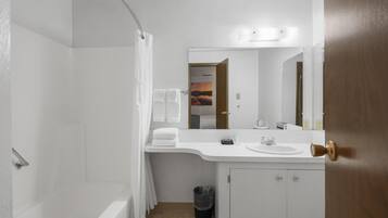 Regadera, secadora de cabello, toallas, jabón