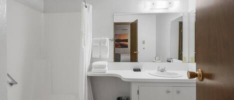 シャワー、ヘアドライヤー、タオル、石鹸