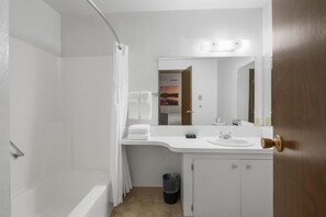 Dusj, hårføner, håndklær og såpe