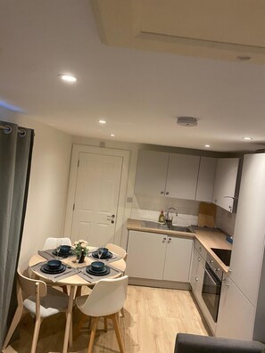 Fridge, oven, stovetop, electric kettle - Clean & Modern One-Bedroom with Private Entrance (London)