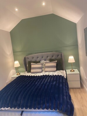 1 bedroom, desk, free WiFi, bed sheets - Clean & Modern One-Bedroom with Private Entrance (London)