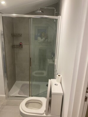 Shower, hair dryer, towels, soap - Clean & Modern One-Bedroom with Private Entrance (London)