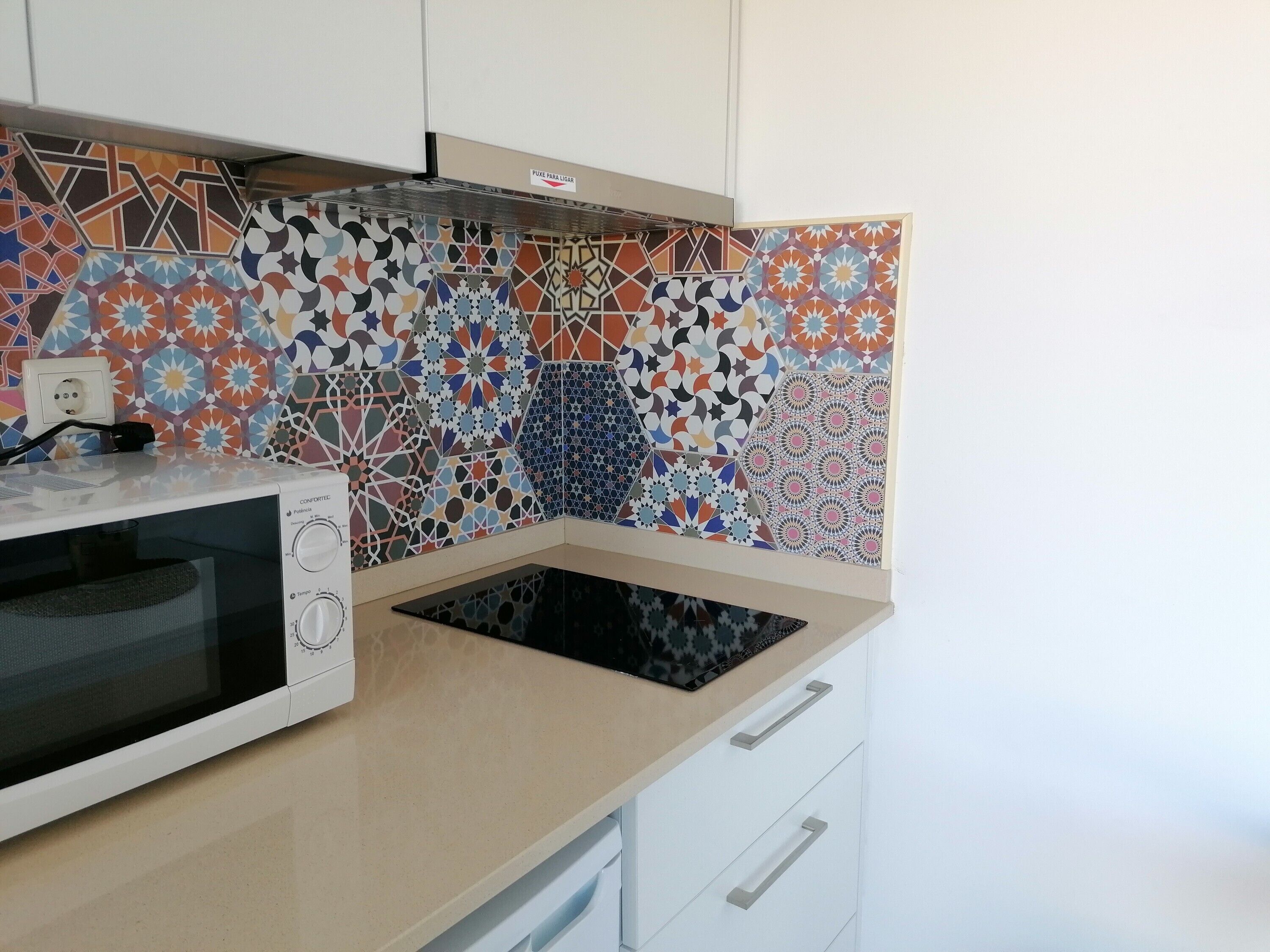 Frigorífic, microones, placa de cuina i cafetera i tetera 