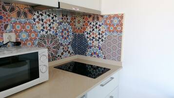 Frigorífic, microones, placa de cuina i cafetera i tetera