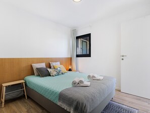 1 dormitorio, tabla de planchar con plancha, wifi y ropa de cama