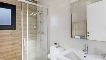 Chuveiro, secador de cabelo, toalhas de banho