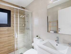 Douche, sèche-cheveux, serviettes fournies