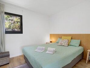 2 habitaciones, tabla de planchar con plancha, wifi y ropa de cama 
