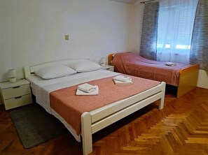 Escritorio, wifi gratis, ropa de cama y acceso para silla de ruedas 