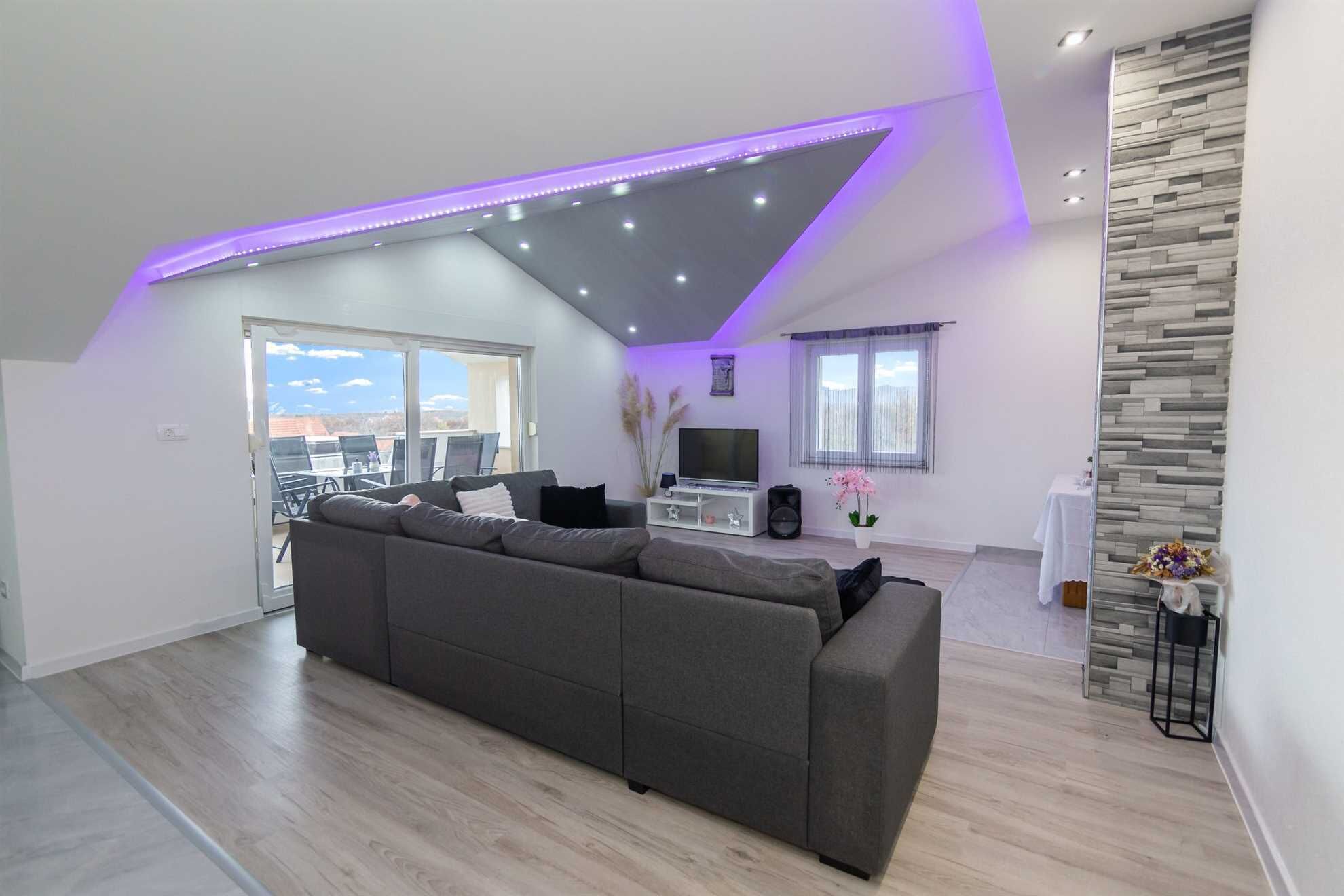 Una televisión, una chimenea