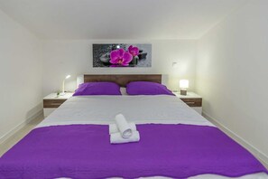 Iron/ironing board, free WiFi, bed sheets - Family Villa Jelena for 12 + 2 guests with pool (Cista Provo)