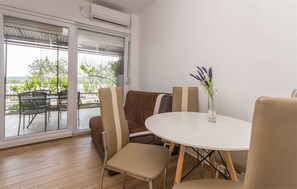 Dining - Beachfront Apt. Sun 4 (Turanj)