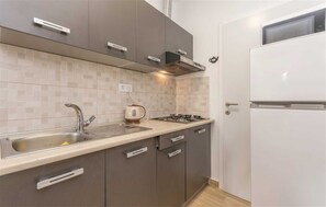 Fridge, oven, stovetop, coffee/tea maker - Apartment Stone 5 near the beach (Turanj)