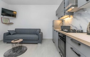 Refrigerador, horno, parrilla de estufa y cafetera y tetera 