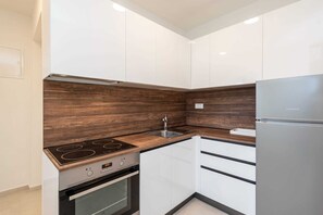 Fridge, microwave, oven, stovetop - Beachfront Studio Deluxe Apartment Fresca (Bibinje)