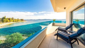 A balcony with a glass railing overlooking a clear blue sea and a beach. - Beachfront Villa Fresca (F4) Penthouse 6+1 guests (Bibinje)