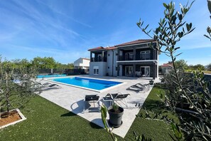 A heated pool - Villa Freya with heated swimming pool, Murvica (Zadar)