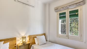 8 bedrooms, iron/ironing board, WiFi, bed sheets