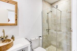 Regadera, secadora de cabello, toallas 