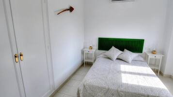 8 quartos, ferros/tábuas de passar roupa, Wi-Fi, roupa de cama