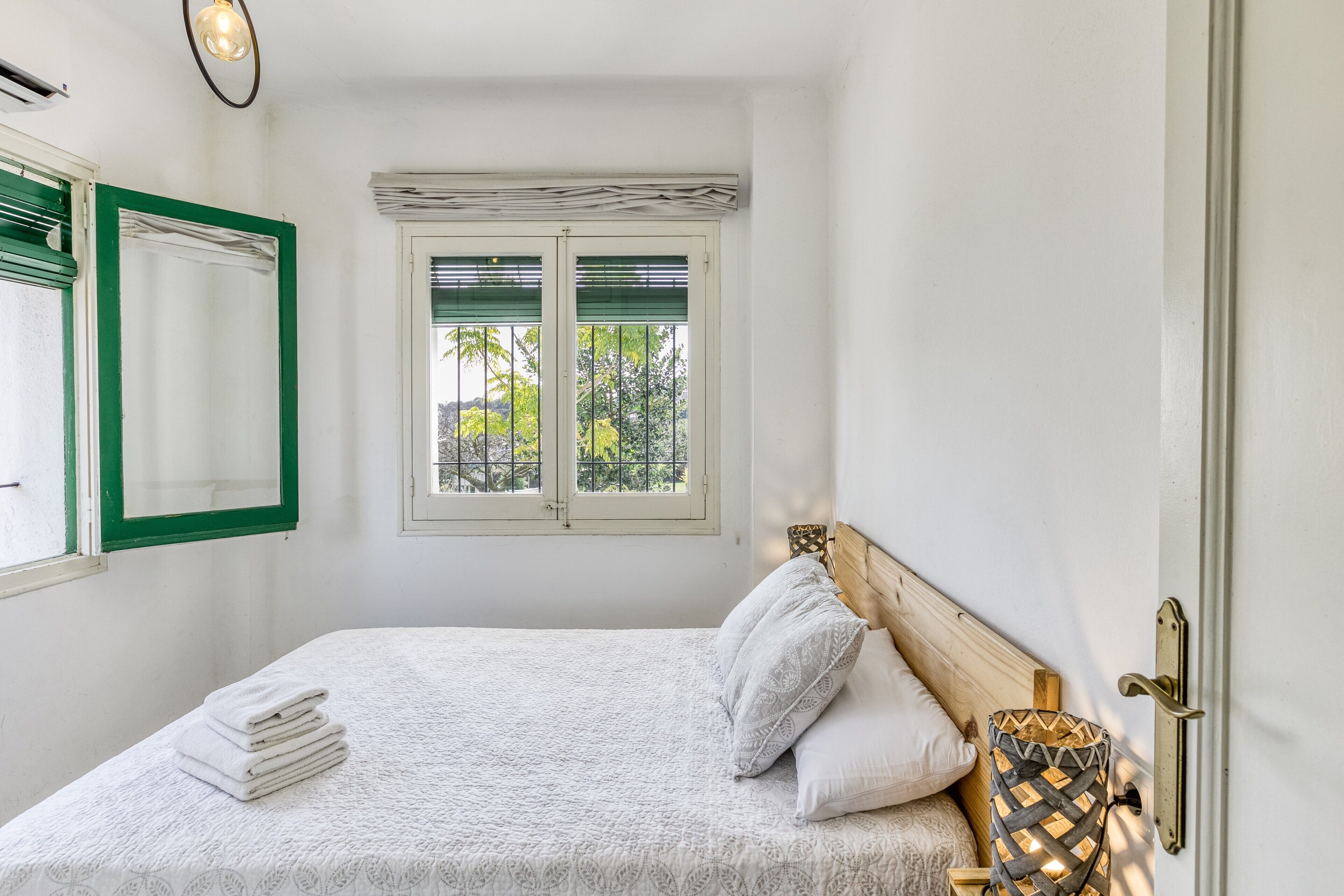 8 bedrooms, iron/ironing board, WiFi, bed sheets