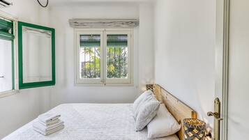 8 bedrooms, iron/ironing board, WiFi, bed sheets