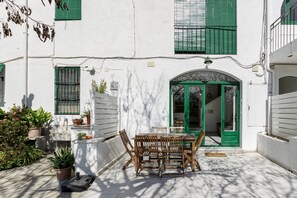 Outdoor dining - Apartment 'El Forn' with Mountain Views, Wi-Fi and Air Conditioning (Castell d'Aro)