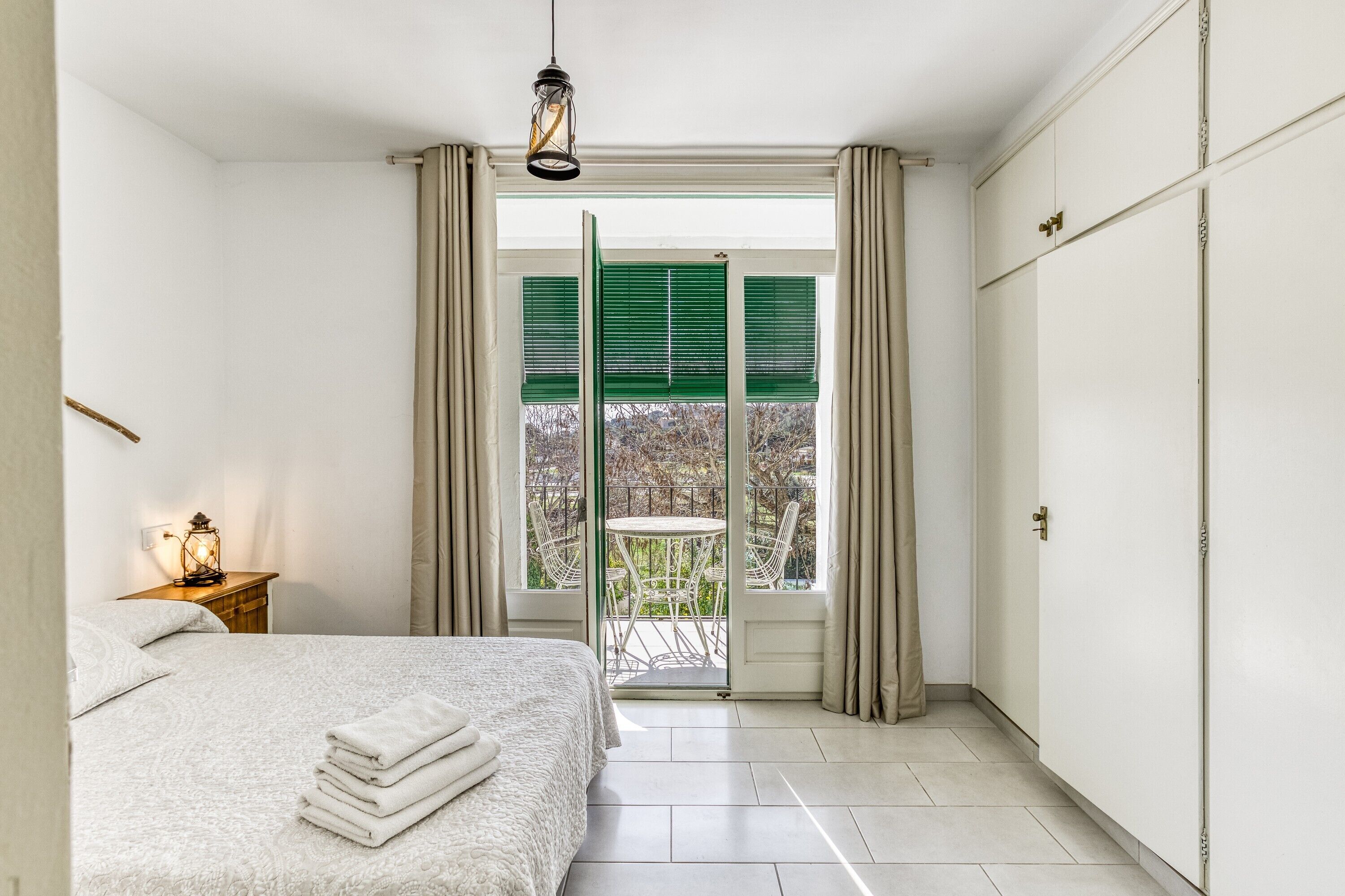 3 habitaciones, tabla de planchar con plancha, wifi y ropa de cama 