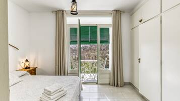 3 habitaciones, tabla de planchar con plancha, wifi y ropa de cama