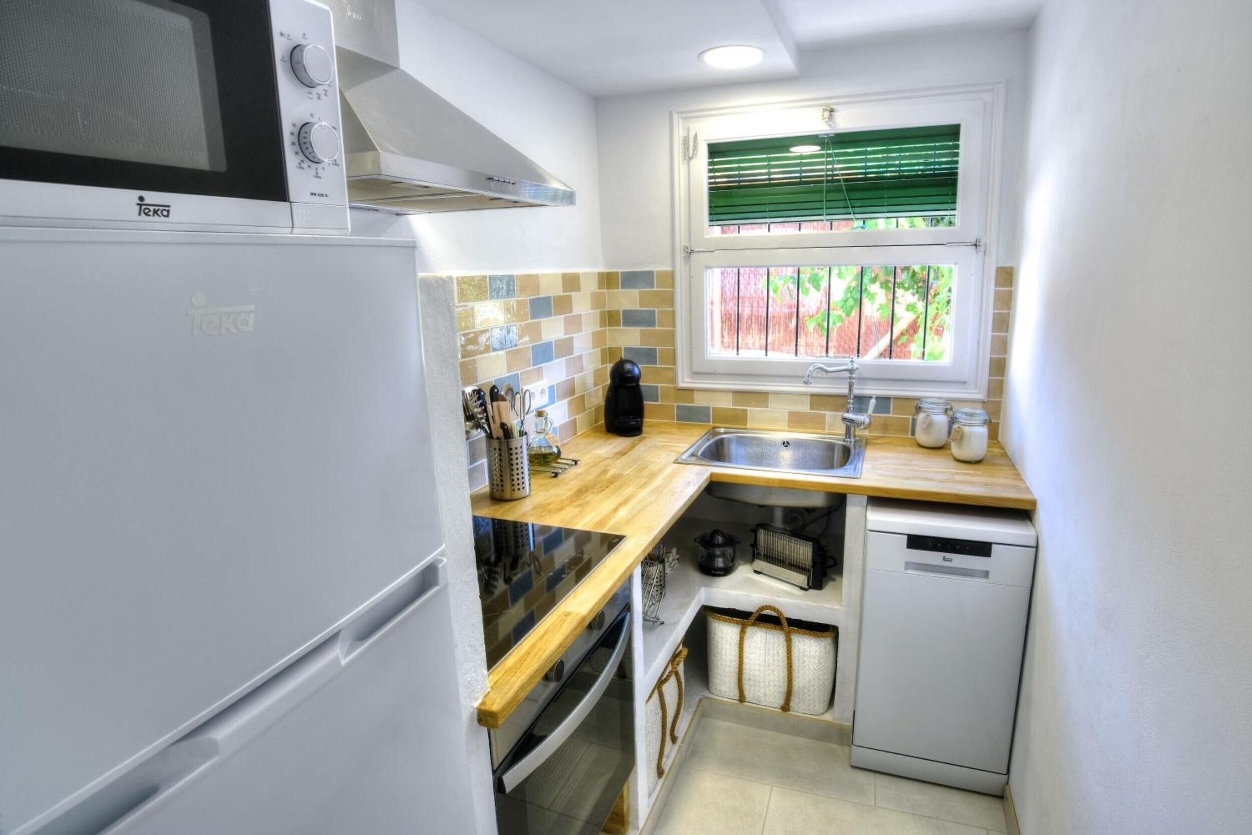 Geladeira, micro-ondas, fogão, cooktop