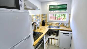 Geladeira, micro-ondas, fogão, cooktop