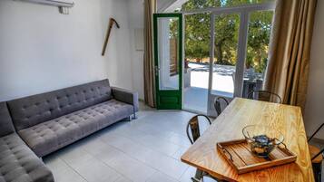 Fernseher, Tischtennisplatte