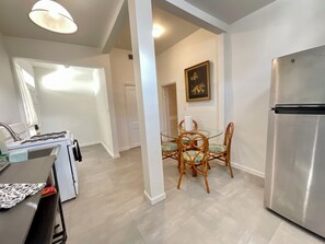Deluxe Apartment, 1 Queen Bed with Sofa bed, Non Smoking, Kitchen | Private kitchen - Hyde Park by TGE (Houston)
