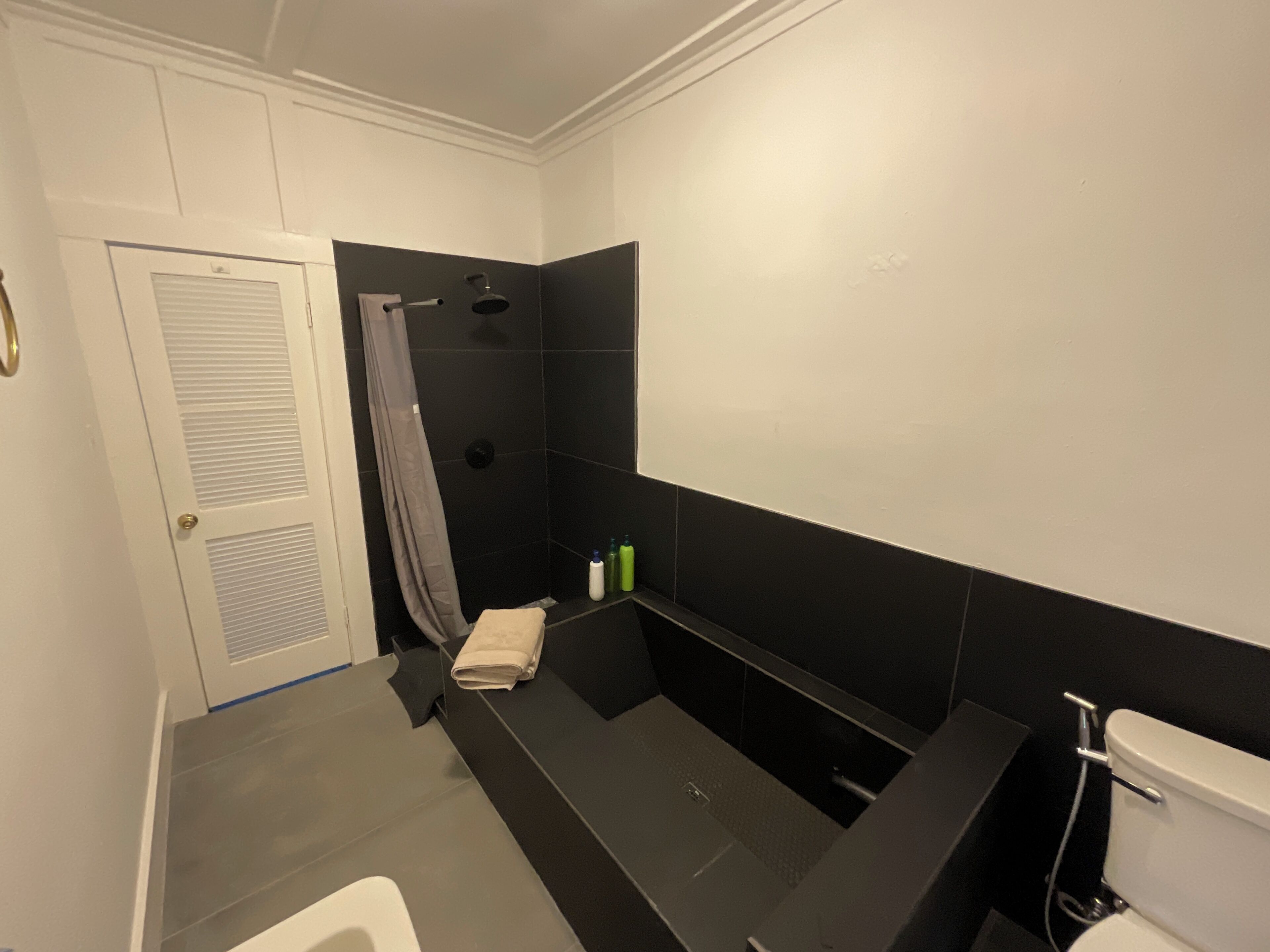 Une salle de bain moderne équipée d’une douche, de toilettes et d’un lavabo.