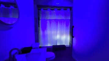 Studio Comfort, 1 Tempat Tidur Queen, Bebas Asap Rokok, dapur | Kamar mandi | Perlengkapan mandi gratis, pengering rambut, handuk, dan sabun