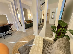 Deluxe Apartment, 1 Queen Bed with Sofa bed, Non Smoking, Kitchen | Living area - Hyde Park by TGE (Houston)