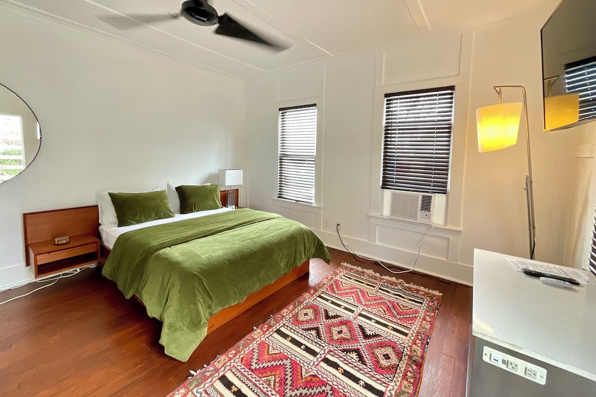 Comfort Studio, 1 Queen Bed, Non Smoking, Kitchen | Living area | 75-inch Smart TV with digital channels, Netflix, Hulu